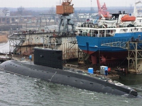 Thông tin Việt Nam mua tàu ngầm của Nga được công bố trong chuyến thăm chính thức của Thủ tướng Nguyễn Tấn Dũng tới Liên bang Nga cuối năm 2009. Giá trị của hợp đồng gồm 6 tàu ngầm này là 2 tỷ USD. Đây là một trong những hợp đồng lớn nhất lịch sử xuất khẩu khí tài hải quân của Nga. Bên cạnh việc cung cấp tàu ngầm, Nga cũng sẽ giúp Việt Nam xây dựng căn cứ tàu ngầm và một cơ sở sửa chữa bảo trì. Trong ảnh là tàu ngầm lớp Kilo 636 có tên Hà Nội tại một cảng gần Kaliningrad. Ảnh: Shipspotting